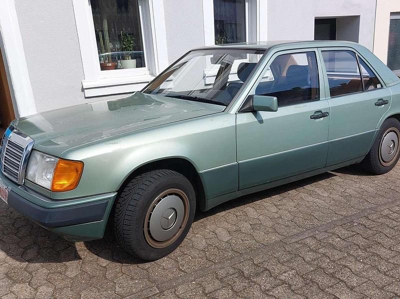 Gebraucht Mercedes E230 132 PS (97 kW) 1990 Grün Limousine