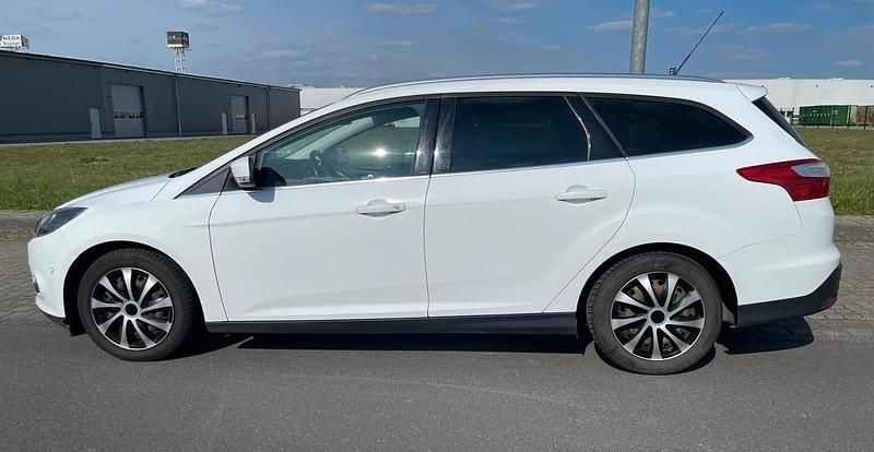 Gebraucht Ford Focus Titanium 116 PS (85 kW) 2011 Weiß Kombi