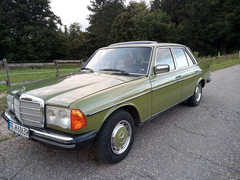 Grün Gebraucht 1982 Mercedes 240 Limousine | 10.000 € - Bild 1/4