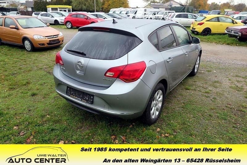 Gebraucht Opel Astra Active 140 PS (102 kW) 2013 Silber Limousine