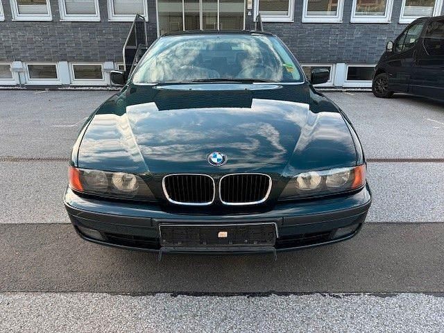 Grün Gebraucht 1998 BMW 520 Limousine | 8.900 € - Bild 1/4