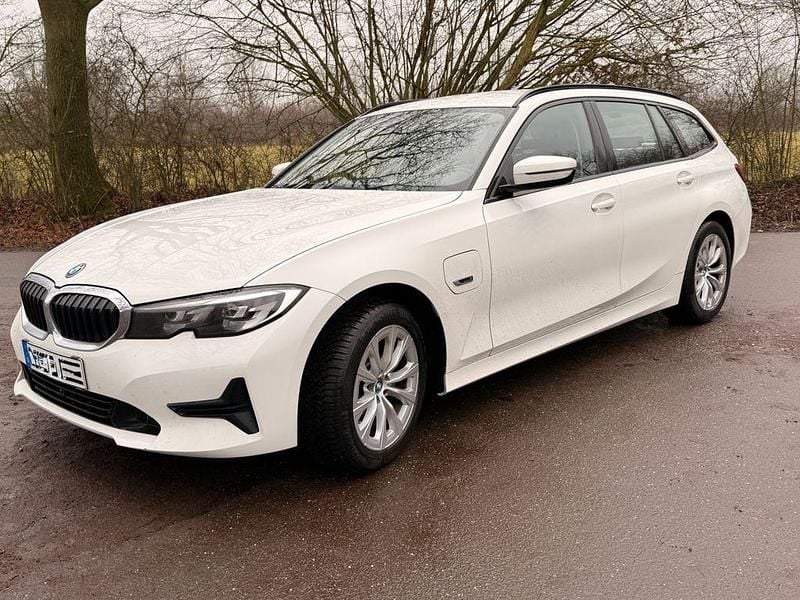 Weiß Gebraucht 2021 BMW 320e Kombi | 22.999 € (Superpreis) - Bild 1/4