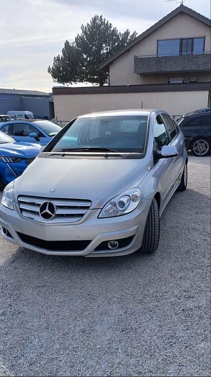 Gebraucht Mercedes B200 140 PS (102 kW) 2011 Silber Van / Kleinbus