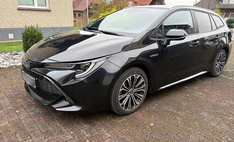 Schwarz Gebraucht 2021 Toyota Corolla Team Kombi | 21.999 € (Guter Preis) - Bild 1/4