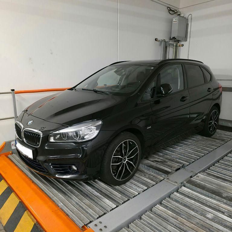 Schwarz Gebraucht 2017 BMW 220 Sport Line Kombi | 13.990 € (Guter Preis) - Bild 1/4