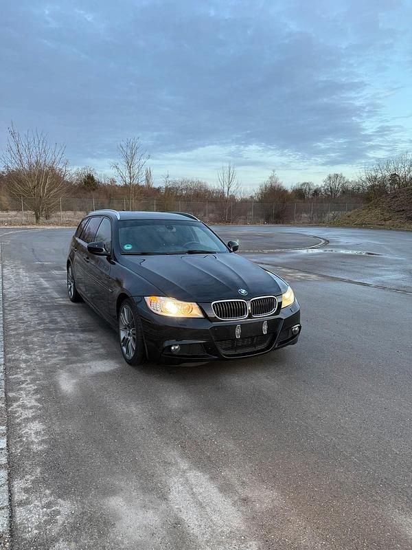 Schwarz Gebraucht 2011 BMW 330 M Sport Kombi | 11.899 € (Etwas zu teuer) - Bild 1/4