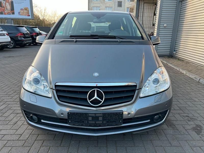 Gebraucht Mercedes A180 116 PS (85 kW) 2011 Mountaingrau Limousine