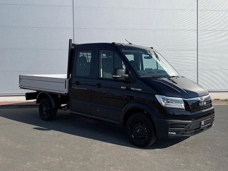 Neu MAN TGE 177 PS (130 kW) 2026 Deep black perleffekt Van