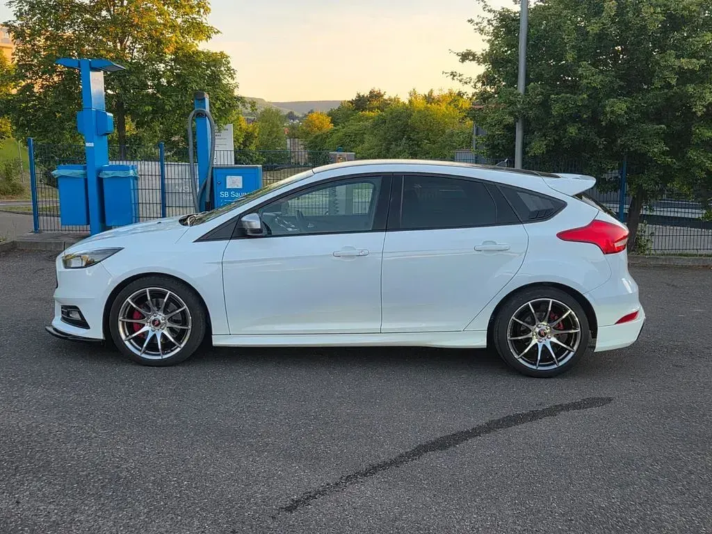 Gebraucht Ford Focus ST 250 PS (183 kW) 2017 Weiß Limousine