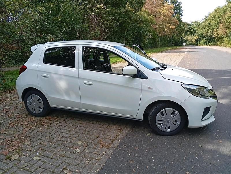 Weiß Gebraucht 2024 Mitsubishi Space Star Top Kleinwagen | 11.749 € (Guter Preis) - Bild 1/4