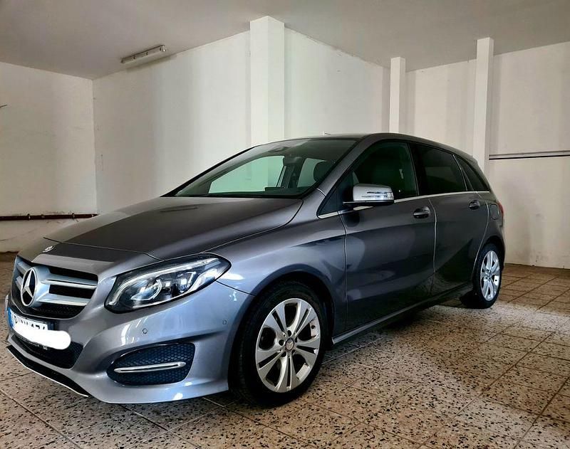 Grau Gebraucht 2015 Mercedes B220 Van / Kleinbus | 13.666 € (Fairer Preis) - Bild 1/4