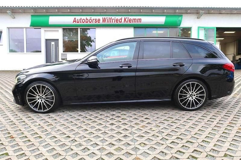 Phantomschwarzpearleffect Gebraucht 2020 Mercedes C300 AMG line Kombi | 20.850 € (Superpreis) - Bild 1/4