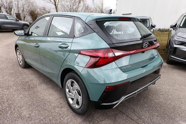 Neu Hyundai i20 Select 90 PS (66 kW) 2025 Mangrove green mineraleffekt mangrove green mineraleffekt Kleinwagen
