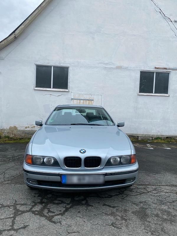 Silber Gebraucht 1996 BMW 520 Limousine | 3.000 € (Fairer Preis) - Bild 1/4
