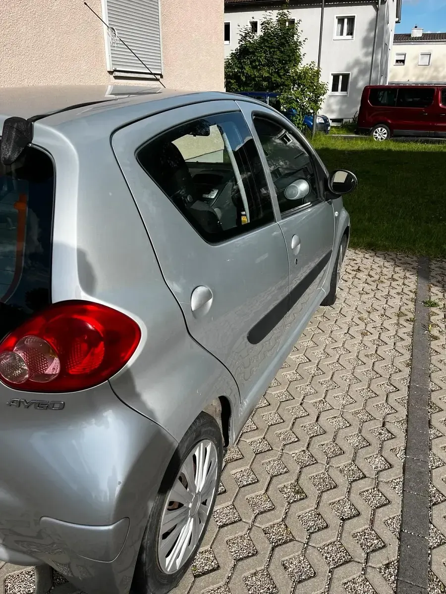 Gebraucht Toyota Aygo 68 PS (50 kW) 2008 Silber Kleinwagen