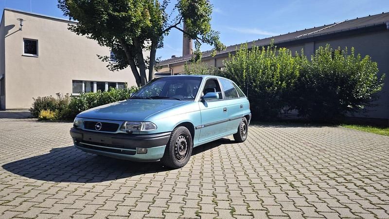Grau Gebraucht 1996 Opel Astra Kombi | 1.920 € (Fairer Preis) - Bild 1/4