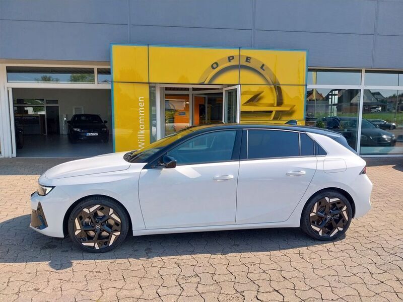 Weiß Gebraucht 2023 Opel Astra GSe Limousine | 27.980 € (Guter Preis) - Bild 1/4