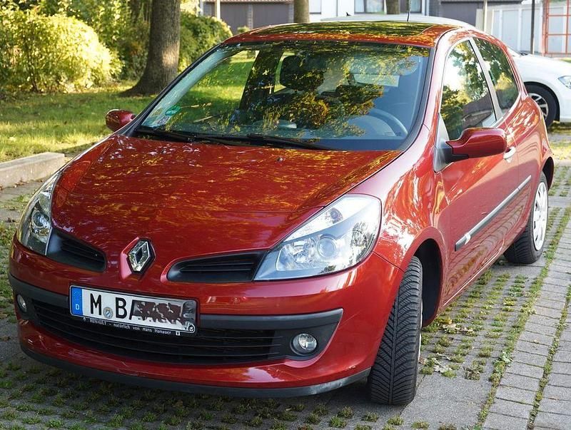 Rot Gebraucht 2005 Renault Clio II Dynamique Limousine | 4.800 € (Teuer) - Bild 1/4