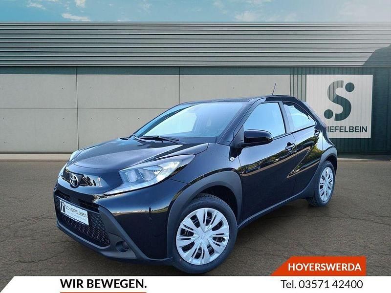 Mysticschwarz mica Neu 2025 Toyota Aygo Play Kleinwagen | 17.580 € - Bild 1/4