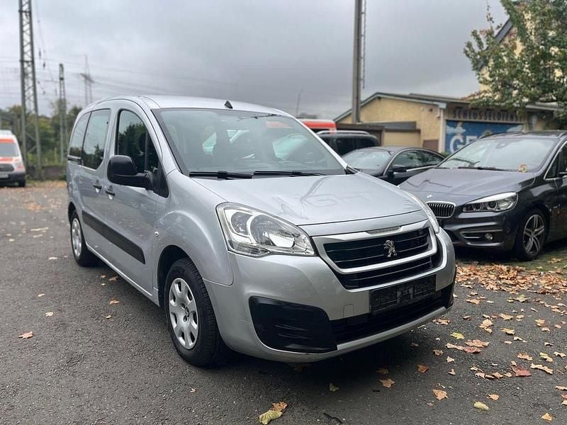 Gris aluminium Gebraucht 2018 Peugeot Partner Tepee Active Van / Kleinbus | 7.950 € (Fairer Preis) - Bild 1/4
