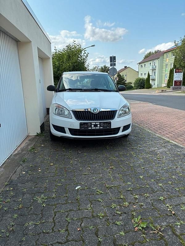 Weiß Gebraucht 2013 Skoda Fabia Kleinwagen | 2.350 € (Guter Preis) - Bild 1/4