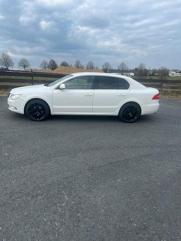 Gebraucht Skoda Superb 160 PS (117 kW) 2009 Weiß Limousine