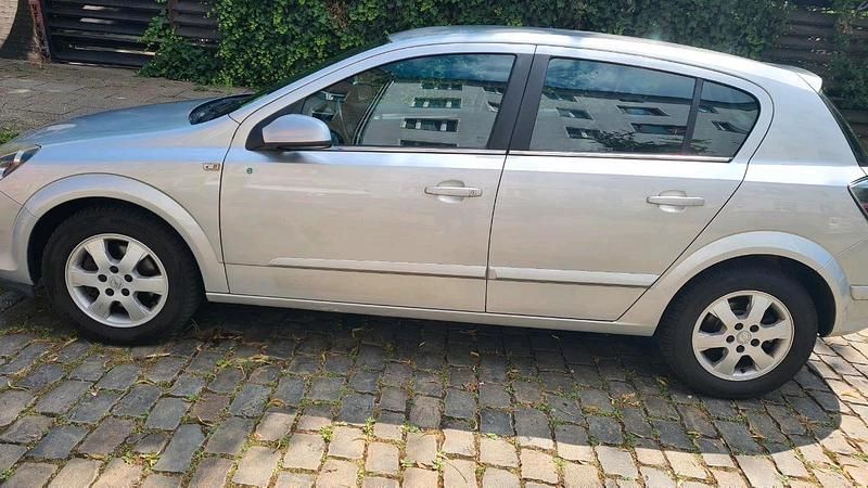 Gebraucht Opel Astra 116 PS (85 kW) 2009 Silber Limousine