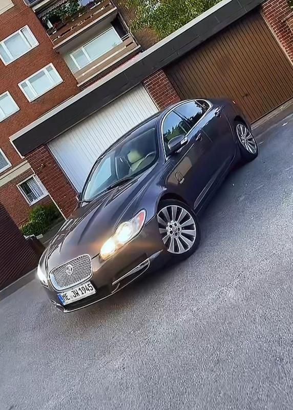 Grau Gebraucht 2008 Jaguar XF Premium Luxury Limousine | 9.950 € - Bild 1/4