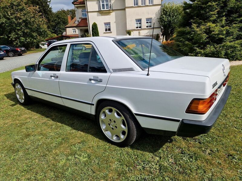 Gebraucht Mercedes 190 136 PS (100 kW) 1987 Weiß Limousine