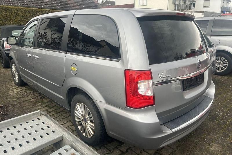 Gebraucht Lancia Voyager 177 PS (130 kW) 2014 Silber Van / Kleinbus