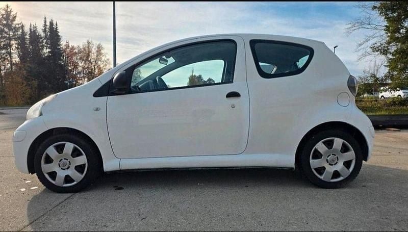 Gebraucht Toyota Aygo 68 PS (50 kW) 2009 Weiß Kleinwagen