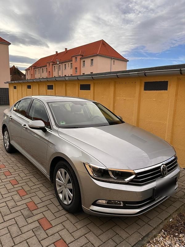 Silber Gebraucht 2015 VW Passat Comfortline Limousine | 13.500 € (Guter Preis) - Bild 1/4