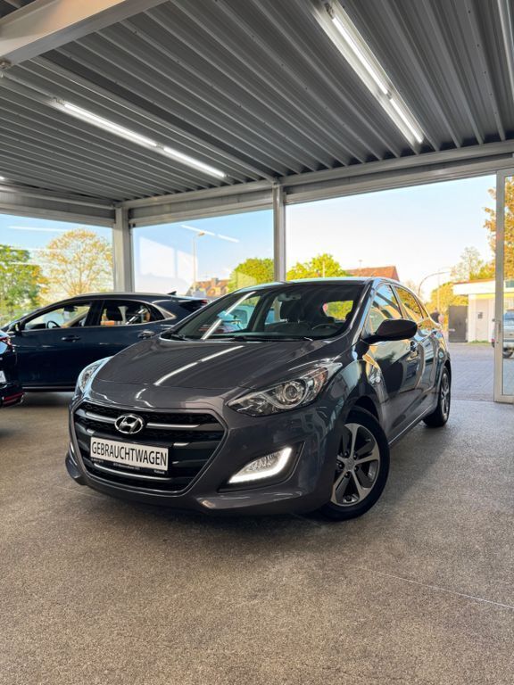 Grau Gebraucht 2015 Hyundai i30 Trend Limousine | 9.490 € (Fairer Preis) - Bild 1/4