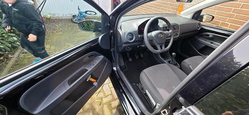 Second-hand VW up! Basis 65 CP (47 kW) 2017 Negru Hatchback