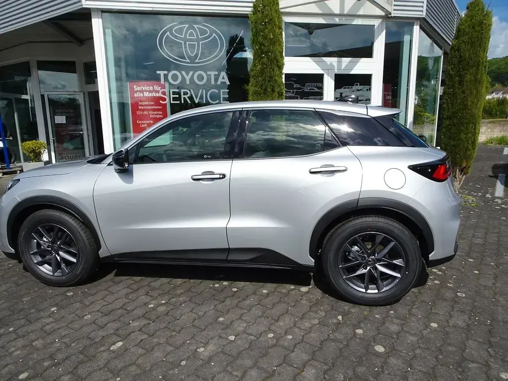 Neu Lexus LBX 136 PS (100 kW) 2026 Silber SUV