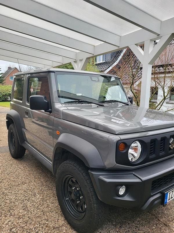 Grau Gebraucht 2021 Suzuki Jimny Comfort SUV | 27.900 € (Fairer Preis) - Bild 1/4
