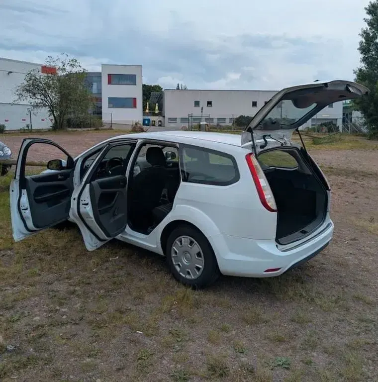 Gebraucht Ford Focus Ambiente 101 PS (74 kW) 2009 Weiß Limousine