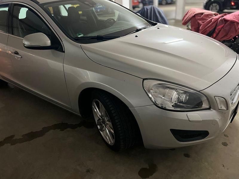 Grau Gebraucht 2011 Volvo V60 Kombi | 6.100 € (Fairer Preis) - Bild 1/4