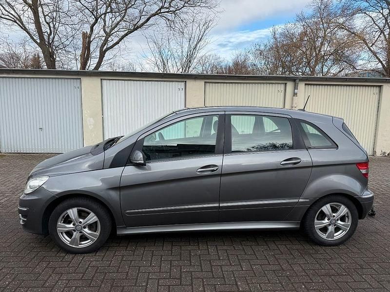 Gebraucht Mercedes B200 136 PS (100 kW) 2010 Grau Van / Kleinbus