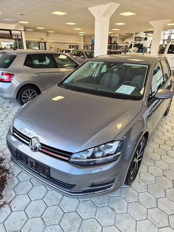 Limestone grey Gebraucht 2017 VW Golf VII Allstar Kleinwagen | 15.995 € (Fairer Preis) - Bild 1/4