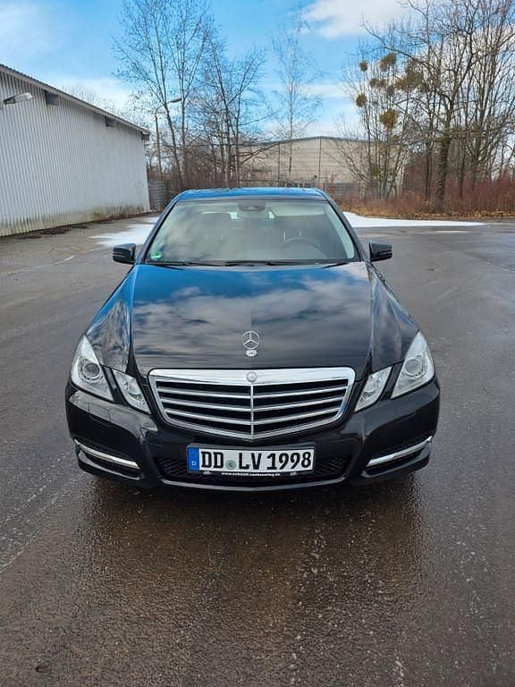 Schwarz Gebraucht 2010 Mercedes E250 Avantgarde Limousine | 6.500 € (Superpreis) - Bild 1/4