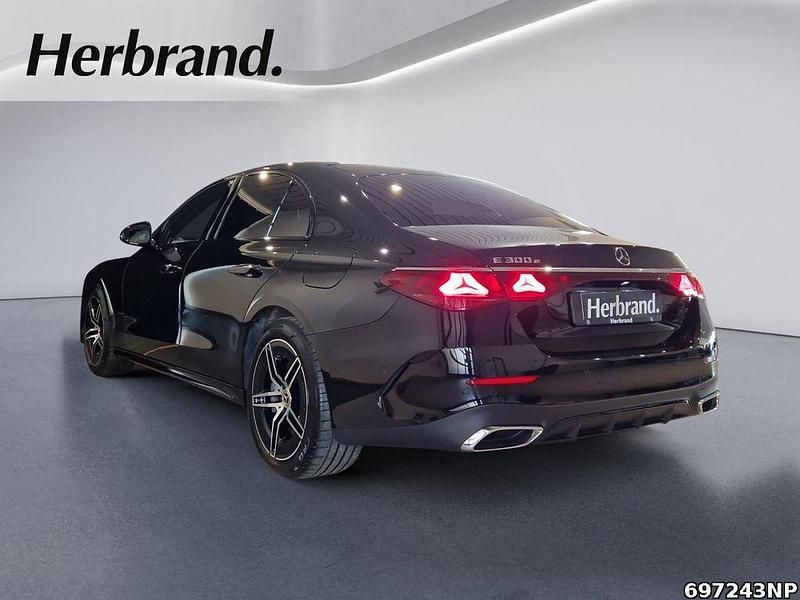 Gebraucht Mercedes E300 AMG 313 PS (230 kW) 2024 Metalliclack obsidianschwarz Limousine