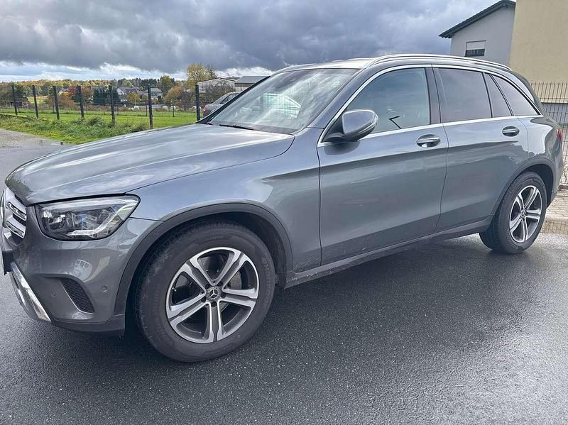 Grau Gebraucht 2020 Mercedes GLC200 SUV | 29.990 € (Superpreis) - Bild 1/4
