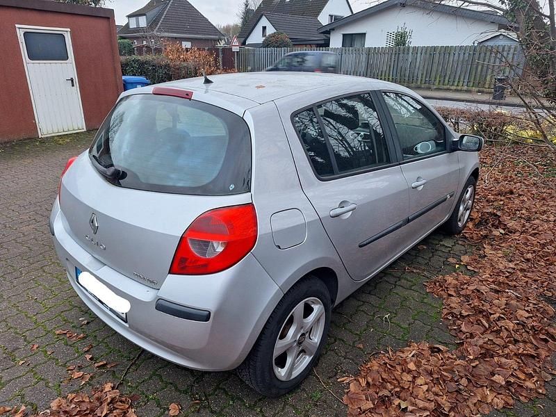 Gebraucht Renault Clio II Authentique 75 PS (55 kW) 2006 Silber Kleinwagen