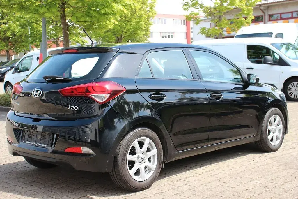 Gebraucht Hyundai i20 75 PS (55 kW) 2017 Schwarz Limousine
