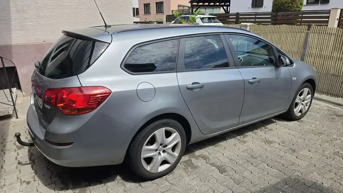 Gebraucht Opel Astra Edition 140 PS (102 kW) 2011 Kombi