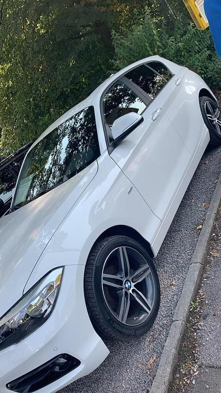 Weiß Gebraucht 2017 BMW 118 Sport Line Kleinwagen | 14.900 € (Fairer Preis) - Bild 1/4