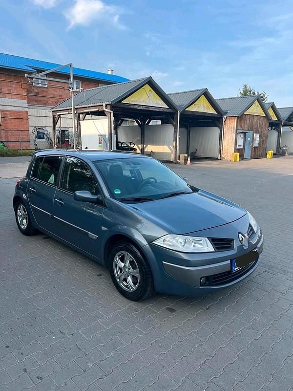Grau Gebraucht 2006 Renault Mégane II Limousine | 1.800 € (Teuer) - Bild 1/4