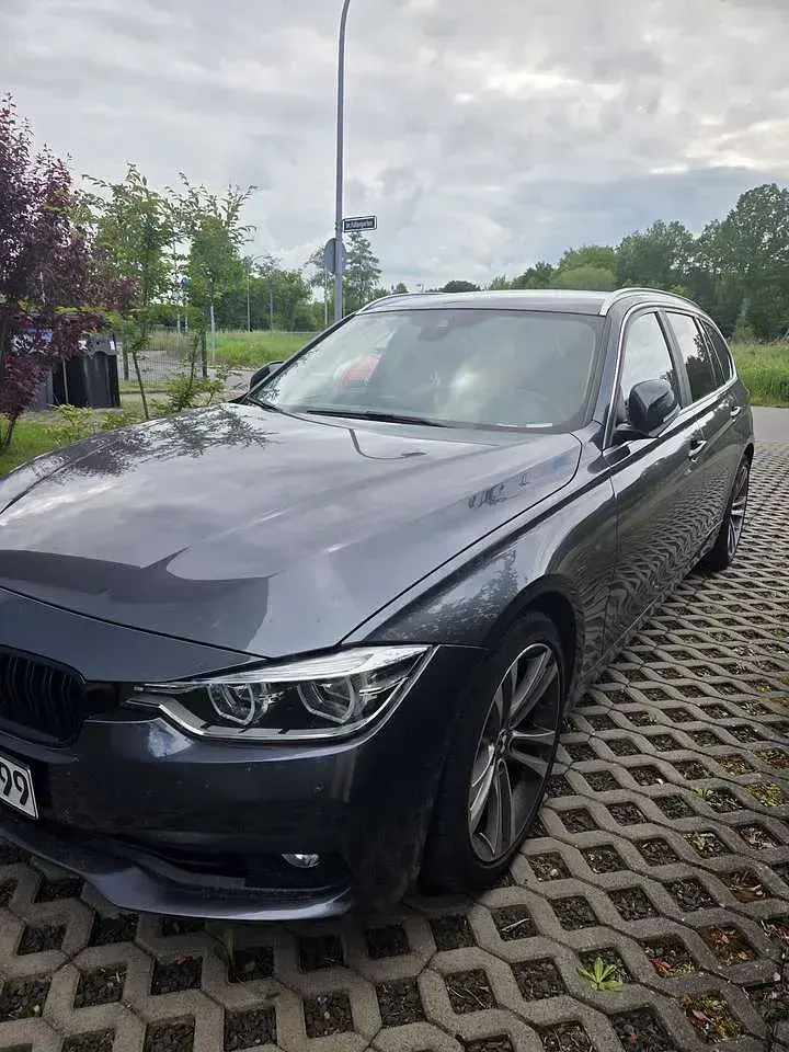 Gebraucht BMW 318 Advantage 136 PS (100 kW) 2019 Grau Kombi