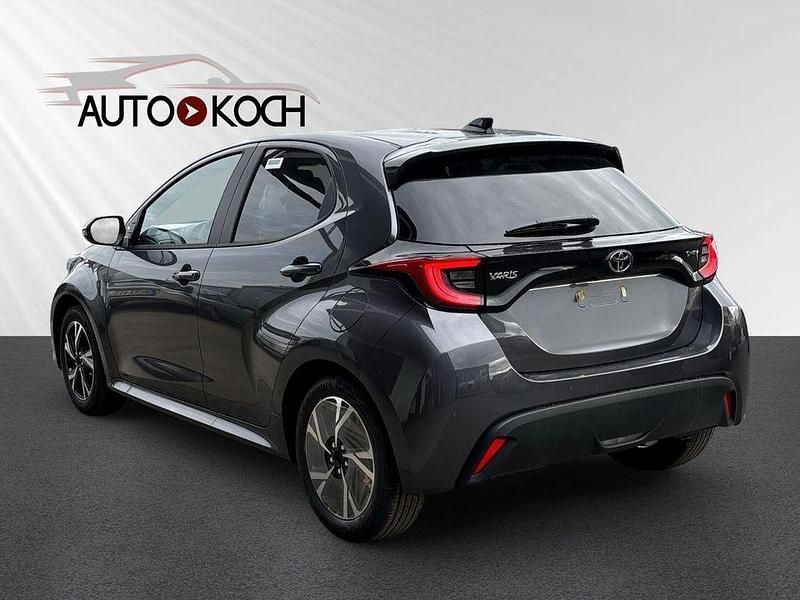 Neu Toyota Yaris Hybrid 116 PS (85 kW) 2025 Grau Limousine